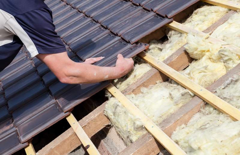Sposoby montażu trwałego pokrycia dachowego – wybór między łatami a kontrłatami w strukturze wsporczej dachu